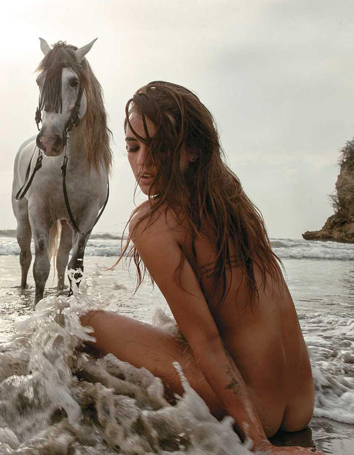 Σέξυ γυμνές φωτογραφίες της Lucy Vives