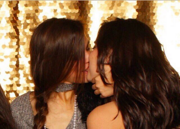 Fifth Harmony φιλί στο στόμα με την Lucy Vives