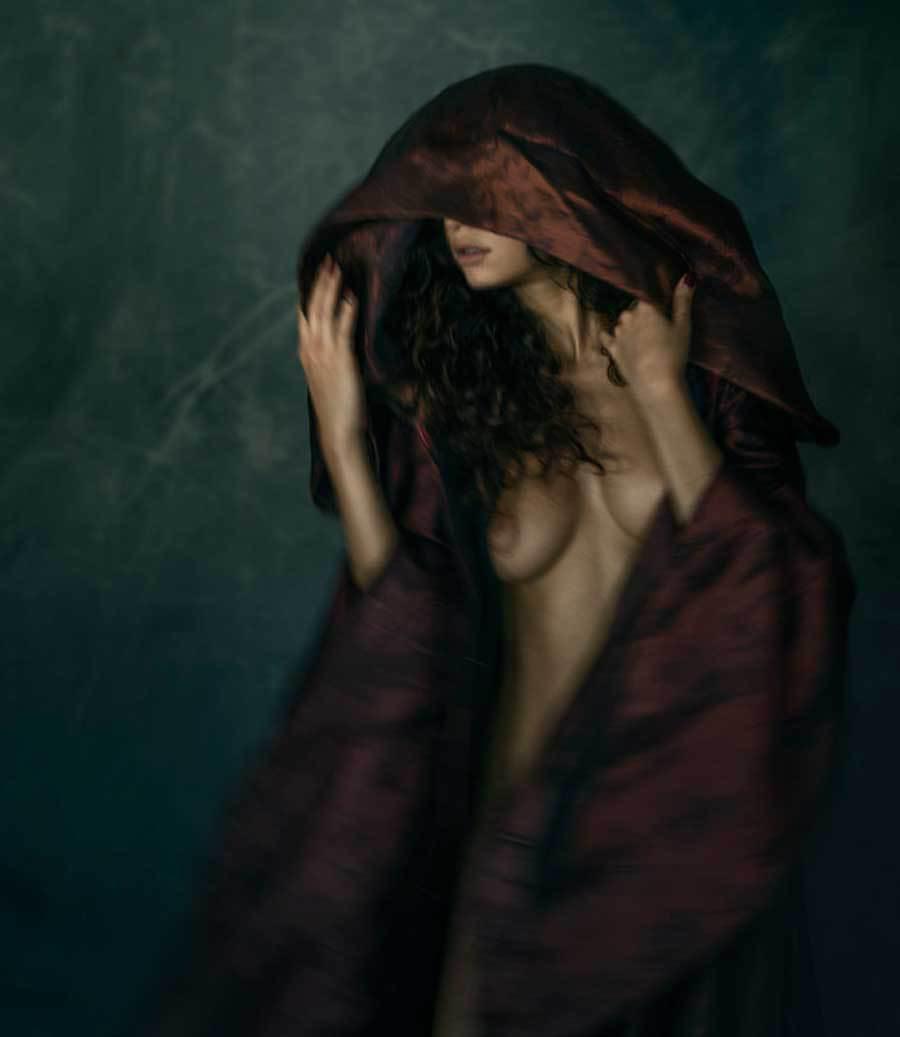 Η Emilie Payet σε γυμνές φωτογραφίες