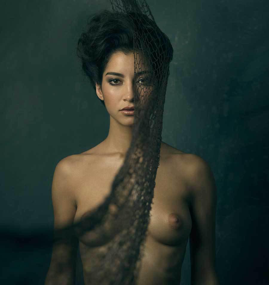 Η Emilie Payet σε γυμνές φωτογραφίες