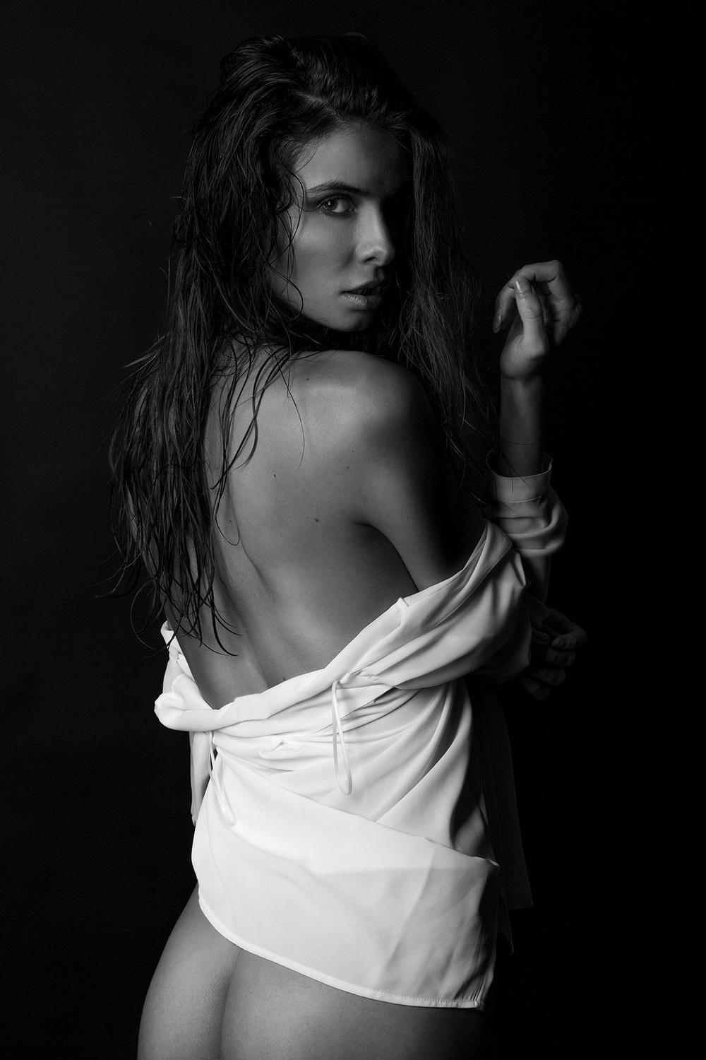 Η Γαλλίδα μοντέλο Alexandra Zimny σε topless φωτογράφηση