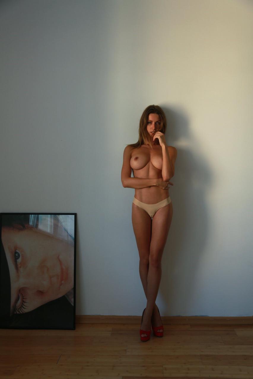 Τα μεγάλα βυζιά και το γυμνό κορμί της Olga Alberti