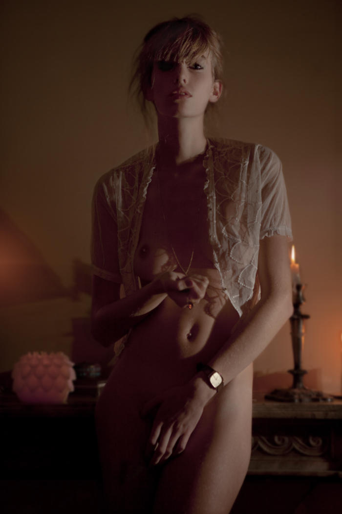 Αισθησιακή γυμνή φωτογράφηση της Eliza Sys