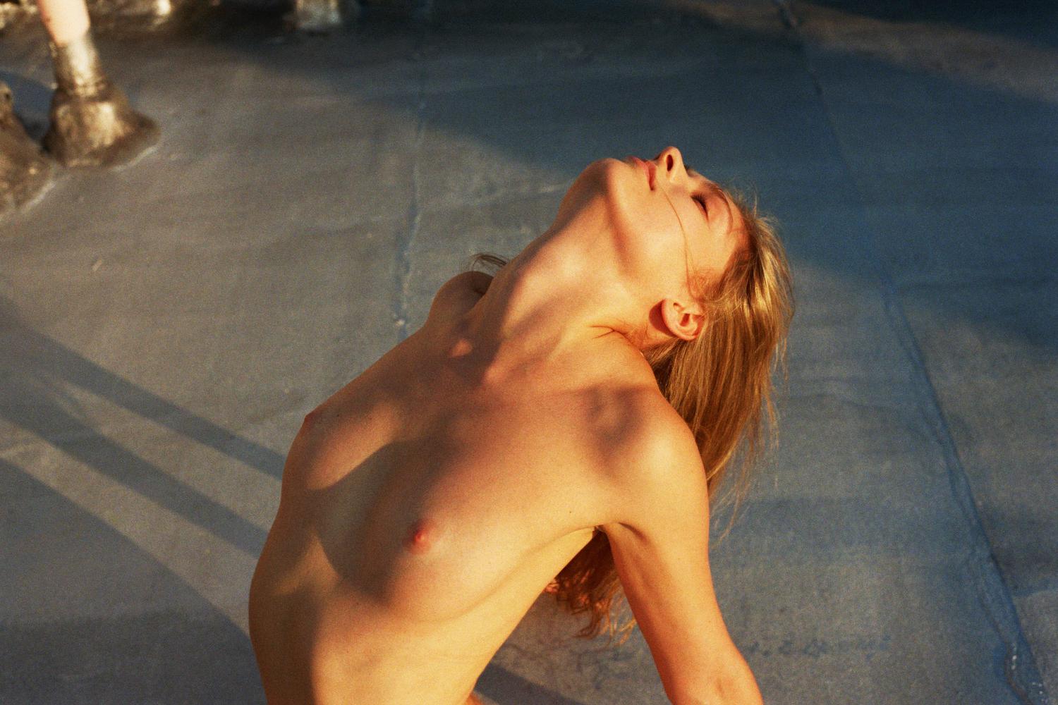 Η Masha Shakurova φωτογραφίζεται γυμνή