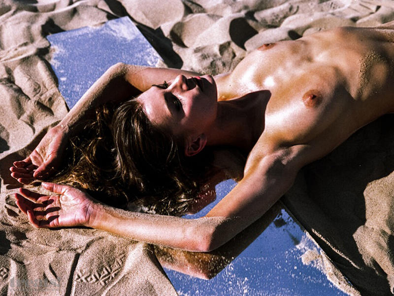 Η Julia LaCour σε γυμνή φωτογράφηση