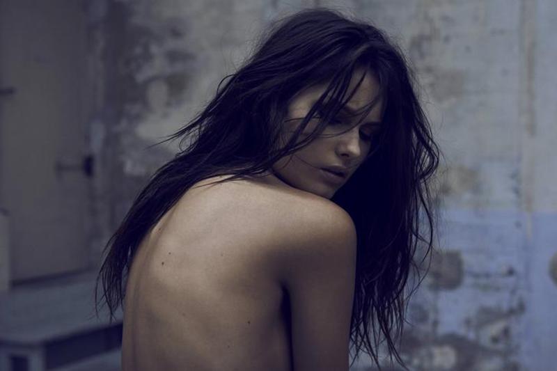 Η Pauline Moulettes σε γυμνή φωτογράφηση