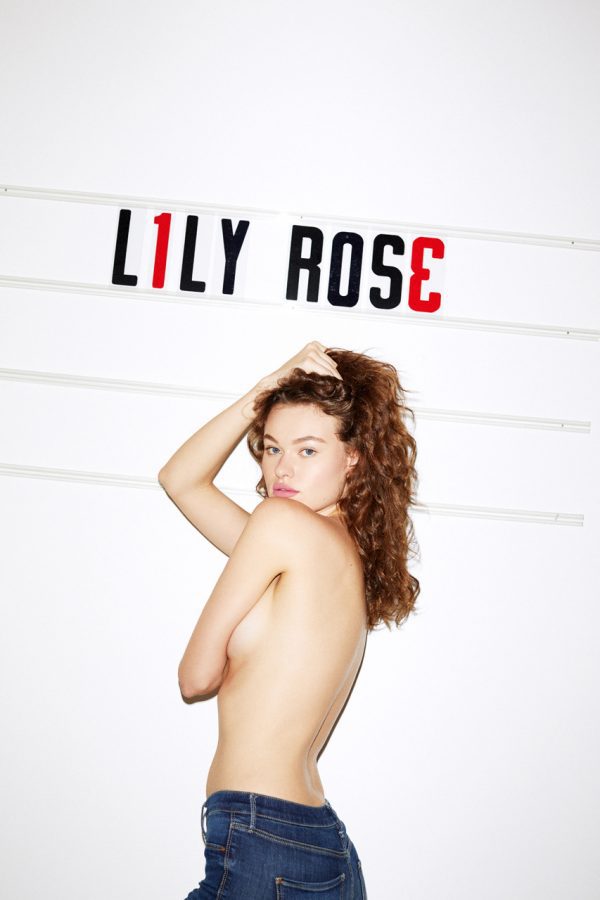 Η Lily Rose Cameron ποζάρει με see through μπλουζάκι