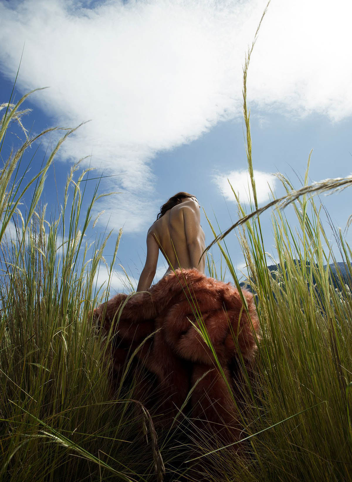 Η Liliana Camba γδύνεται σε χωράφι με στάχια