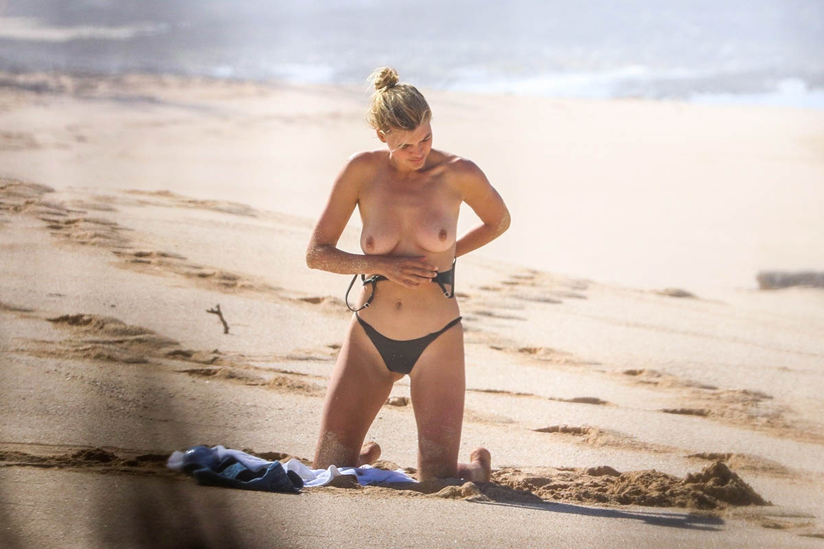Topless paparazzi φωτογραφίες της Kelly Rohrbach στην παραλία