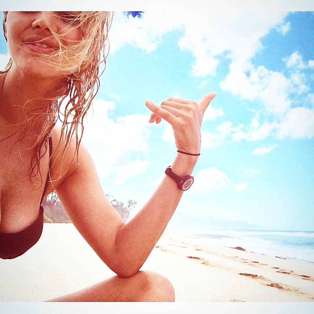 Topless paparazzi φωτογραφίες της Kelly Rohrbach στην παραλία