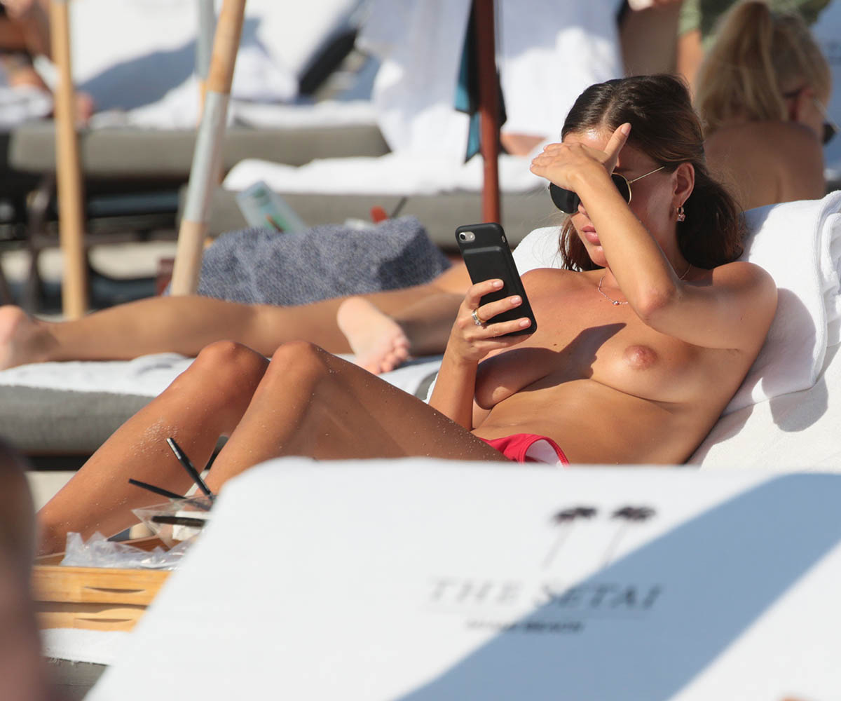 Topless φωτογραφίες της Petra Kladivova στην παραλία του Miami