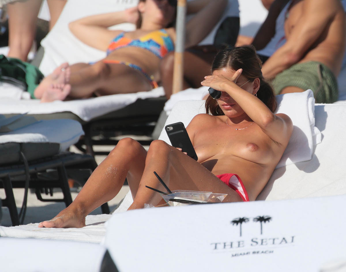 Topless φωτογραφίες της Petra Kladivova στην παραλία του Miami