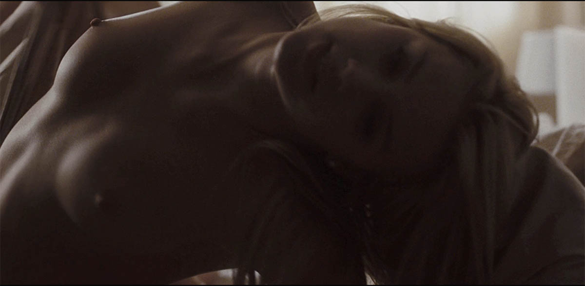 Η ηθοποιός Amber Heard γυμνή στην ταινία 