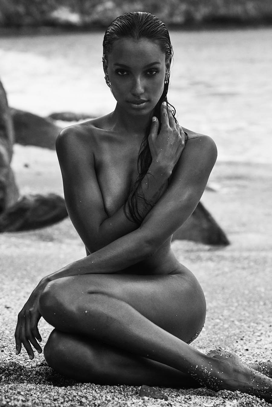 Η μουνάρα μοντέλο Jasmine Tookes σε σέξυ topless φωτογραφίες
