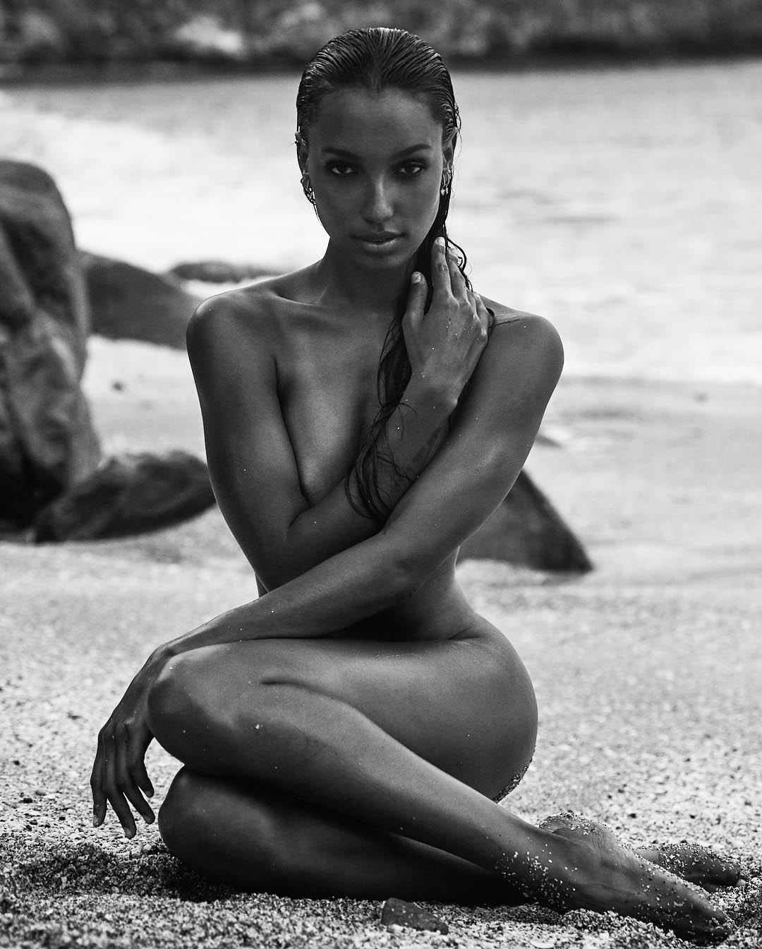 Η μουνάρα μοντέλο Jasmine Tookes σε σέξυ topless φωτογραφίες