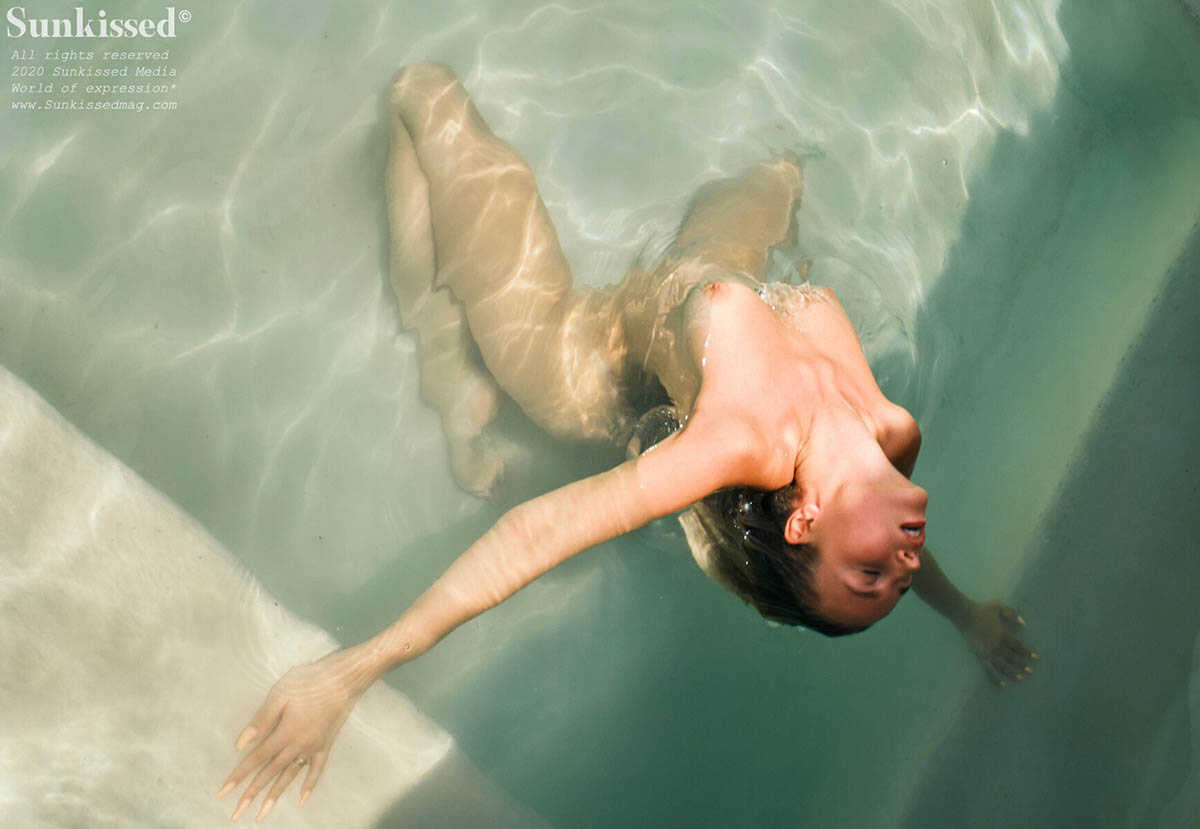 Η μουνάρα Polina Malinovskaya ποζάρει σε καυτές topless φωτογραφίες