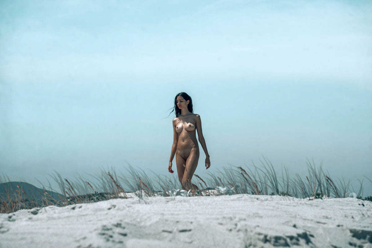 Η Lina Lorenza σε γυμνές φωτογραφίες μας δείχνει τις βυζάρες και την κορμάρα της.