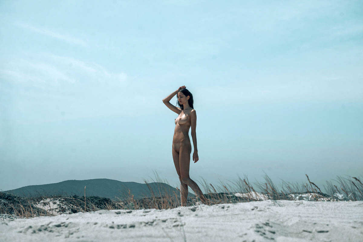 Η Lina Lorenza σε γυμνές φωτογραφίες μας δείχνει τις βυζάρες και την κορμάρα της.