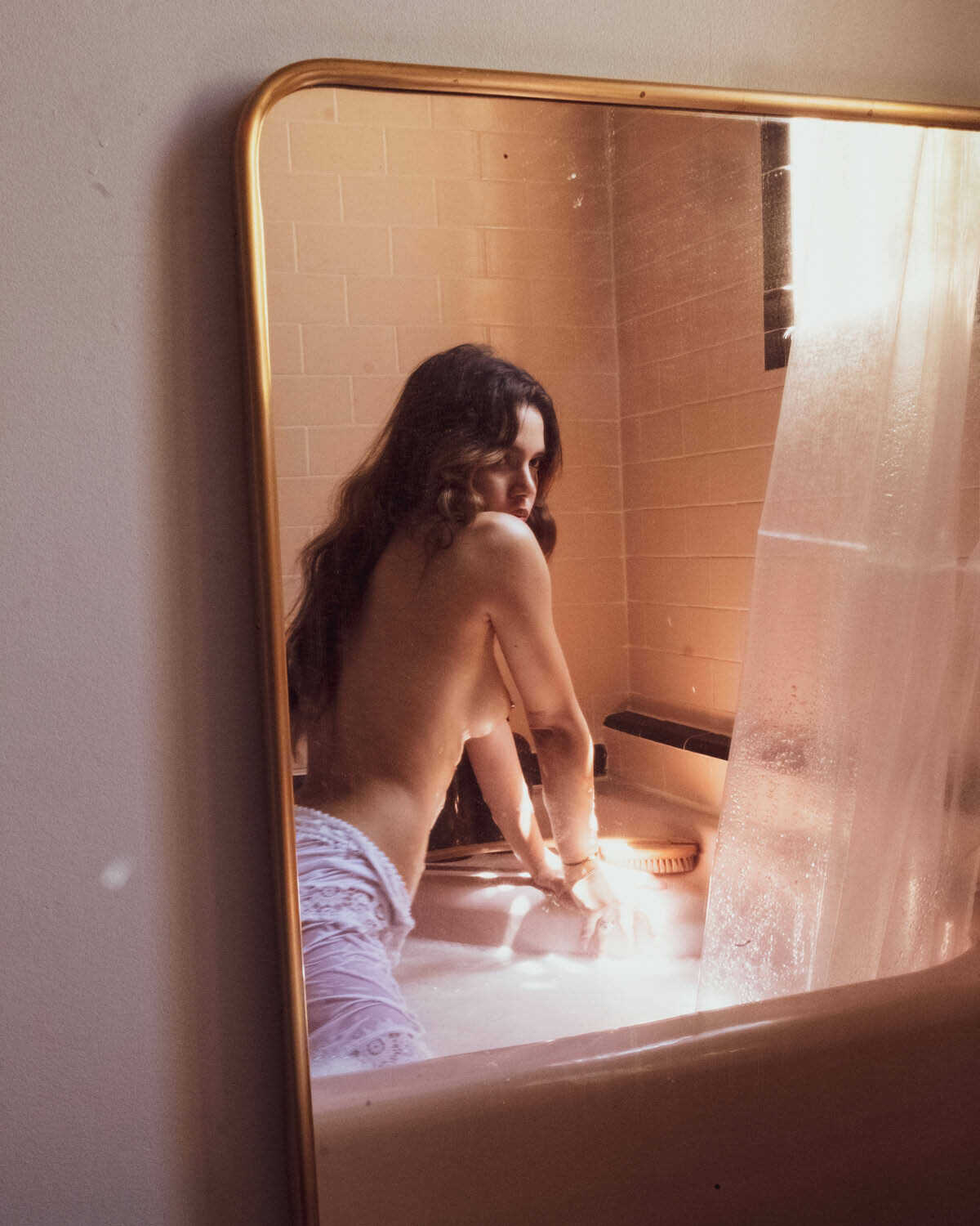 Το καυτό νεαρό μοντέλο Raquel Dominique γυμνή στο μπάνιο