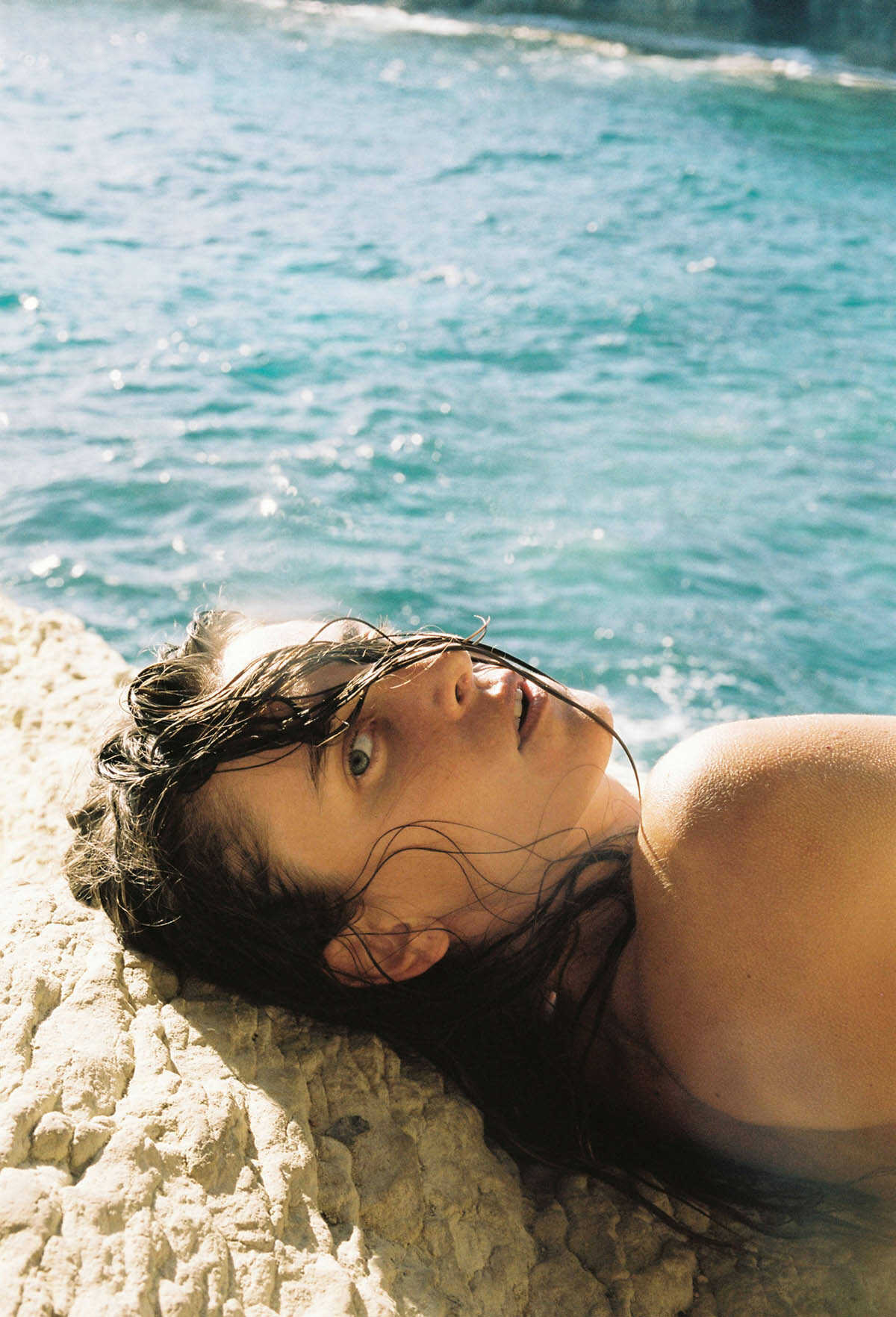 Η Katerina Kizima γυμνή στα βράχια δίπλα στην θάλασσα