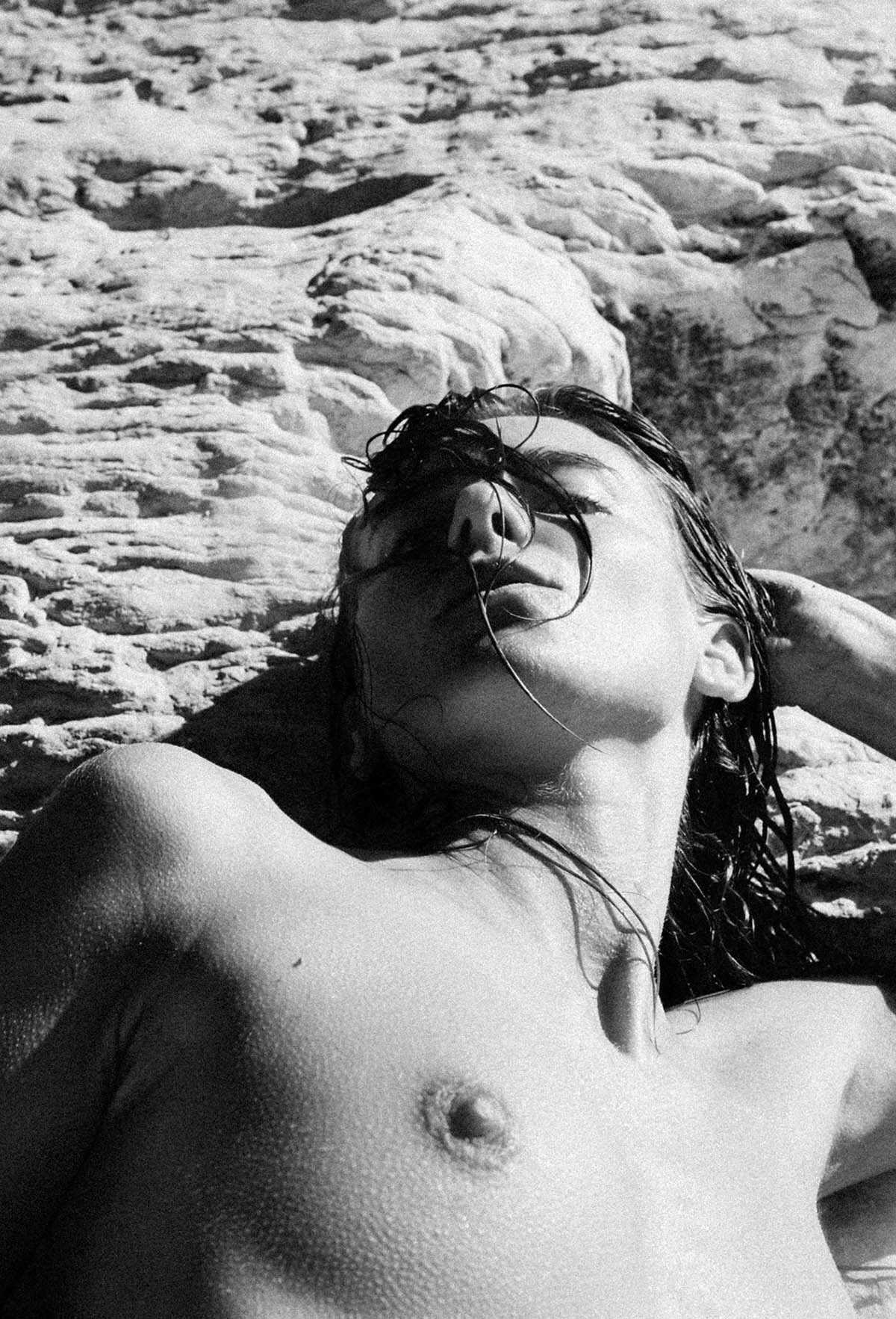 Η Katerina Kizima γυμνή στα βράχια δίπλα στην θάλασσα