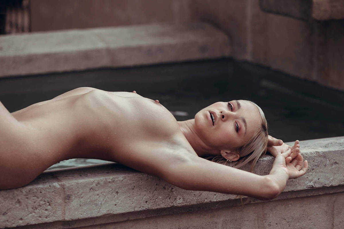 Η μουνάρα μοντέλο Viktoriia Yarova εντελώς γυμνή