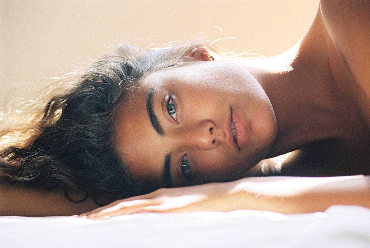 Η κουκλάρα μοντέλο Vanessa Moe σε topless σέξι φωτογραφίες