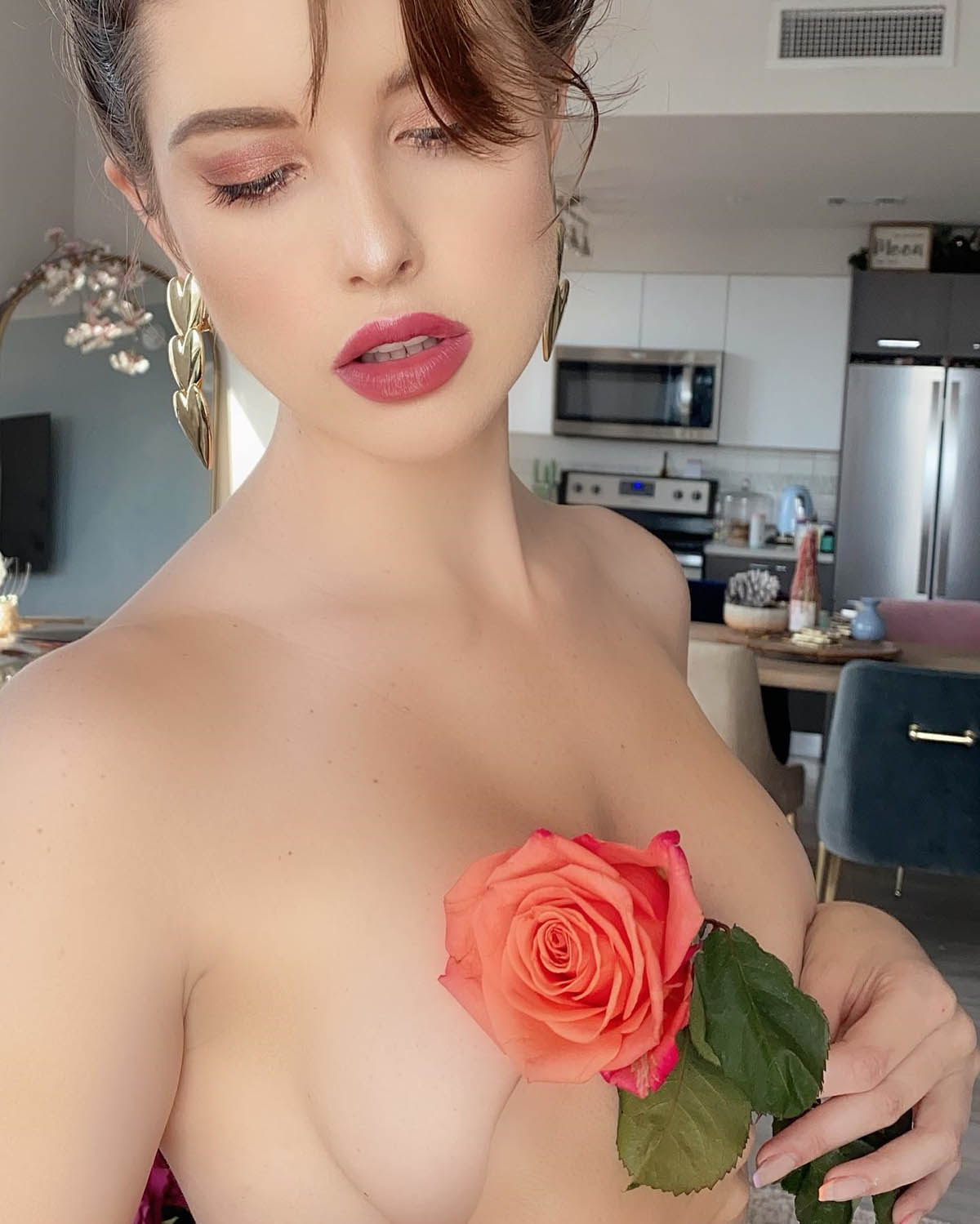 Γυμνή καλυμμένη με λουλούδια και άλλες σέξι φωτογραφίες της Amanda Cerny