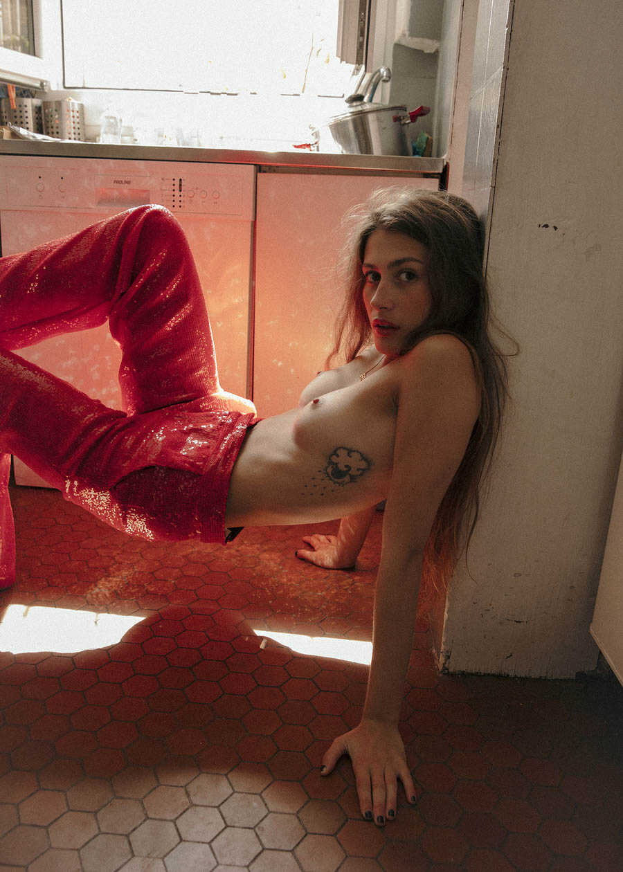 Topless φωτογραφίες της νεαρής Charlotte Guillonneau