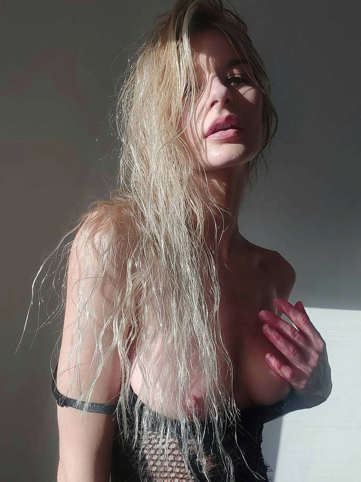 Το γυμνό κορμί της Kelly Klein σε topless φωτογράφηση