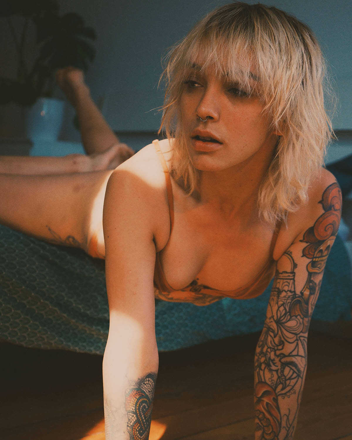 Γυμνή φωτογράφηση του γεμάτου τατουάζ σώματος της Witchy Pixie