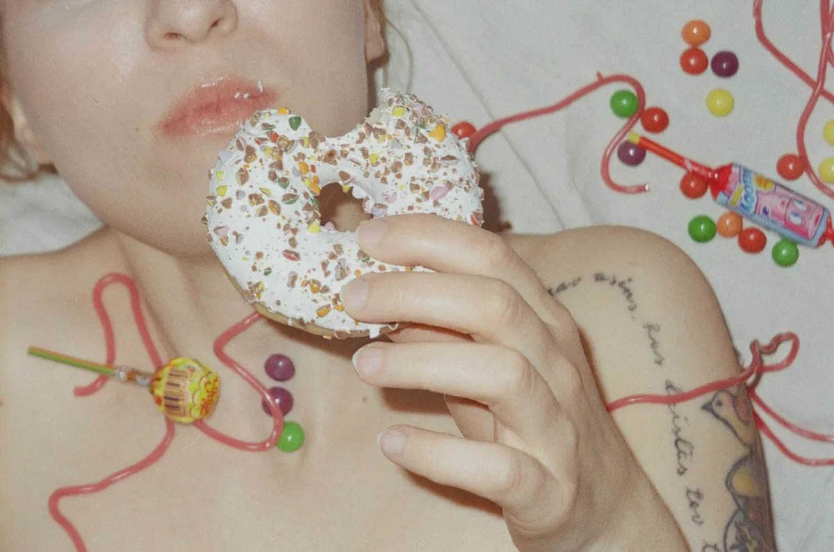 Η Amalie Dot γυμνή πασαλείβεται με φρούτα και donuts