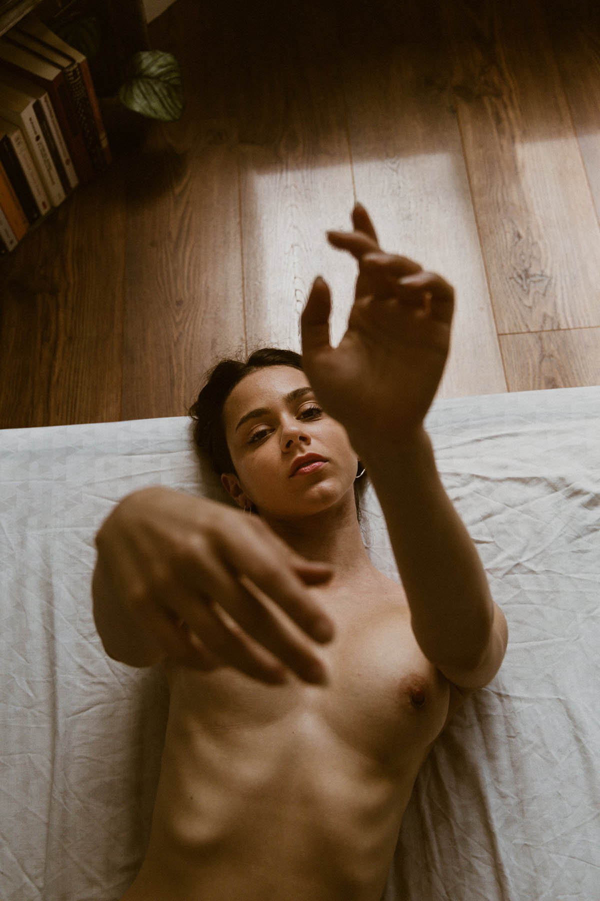 Η Nausicaa Yami ποζάρει σε αισθησιακές γυμνές φωτογραφίες