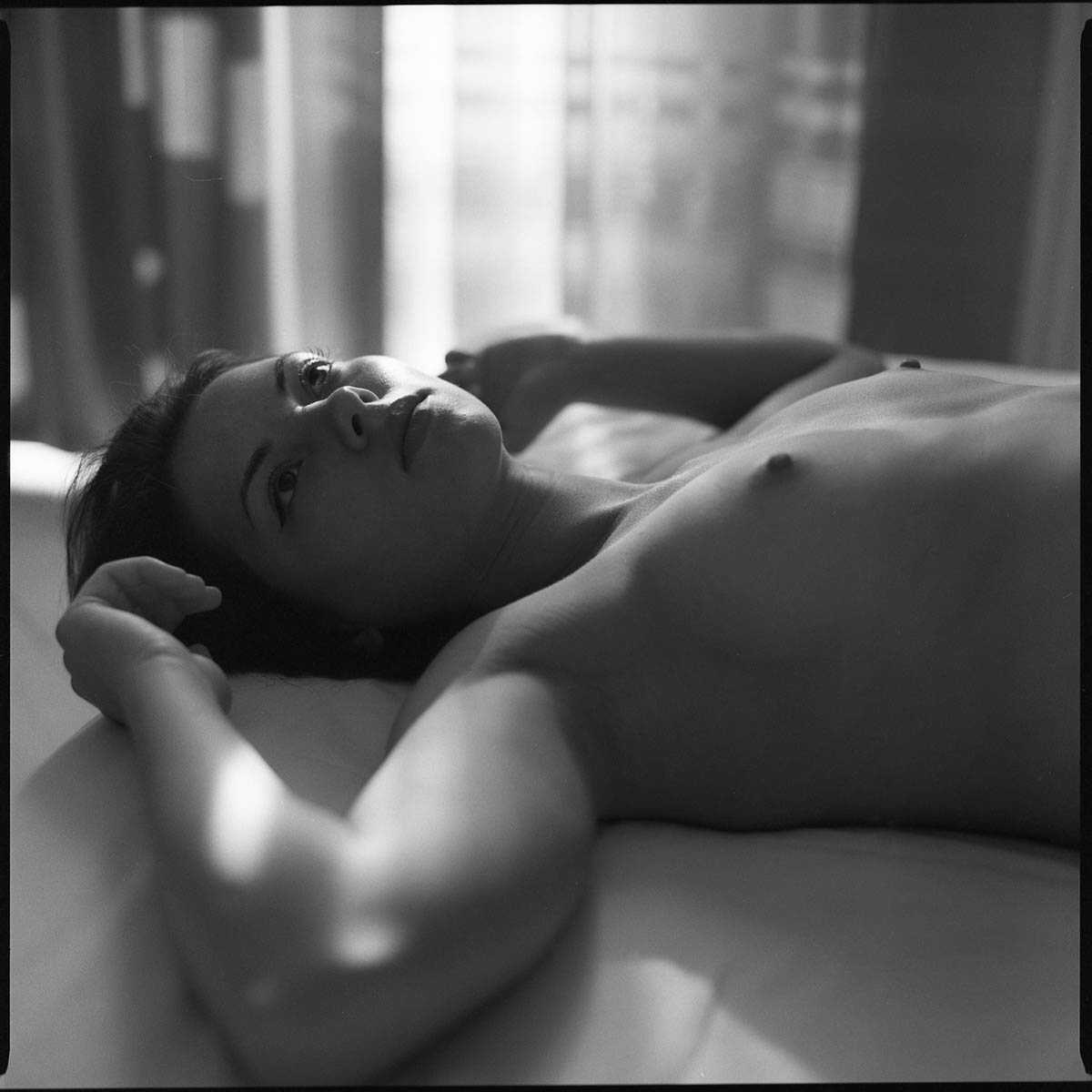 Η μουνάρα μοντέλο Sophie la Sage είναι κάβλα σε γυμνές φωτογραφίες