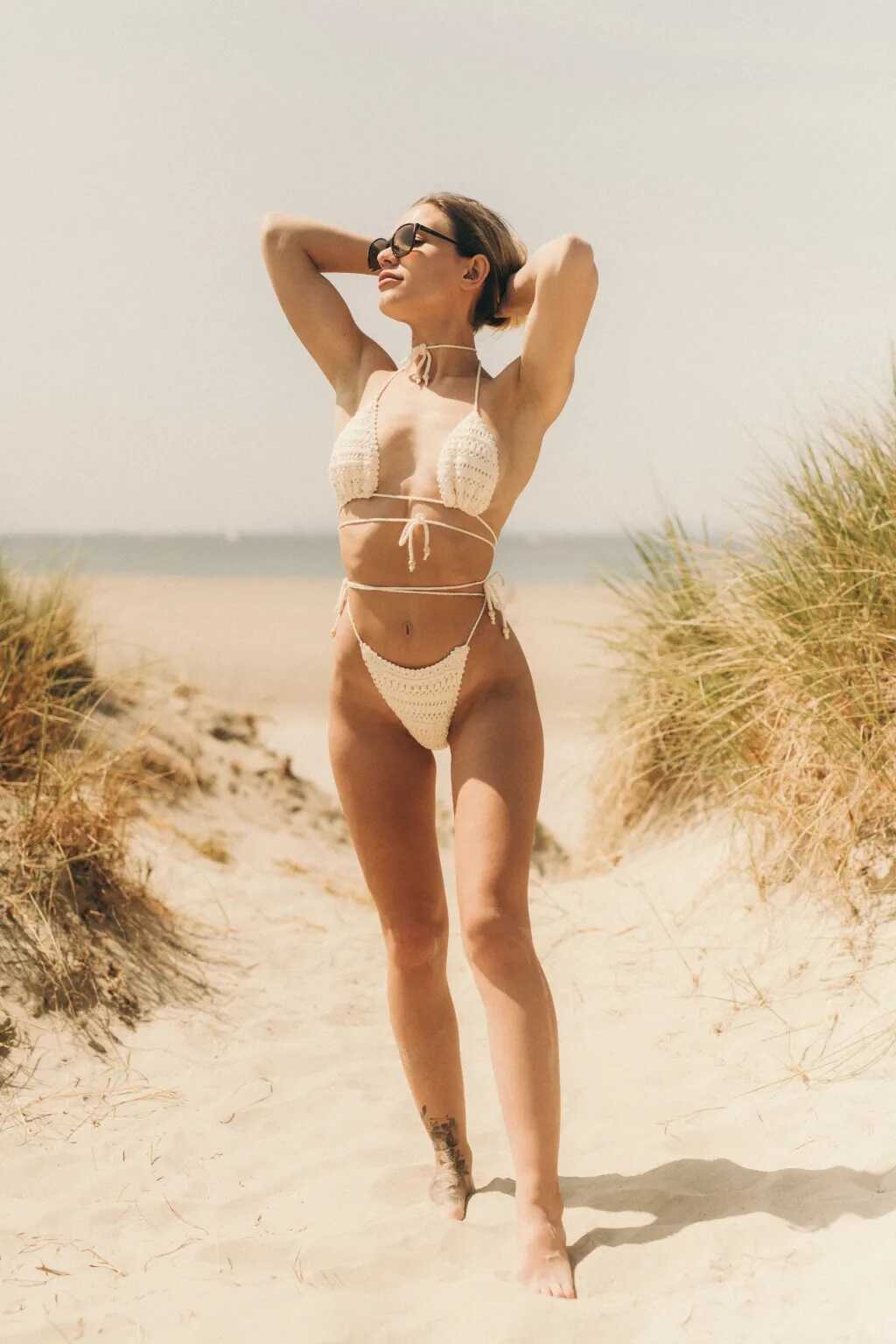 Η μουνάρα μοντέλο Karolina σε topless φωτογραφίες