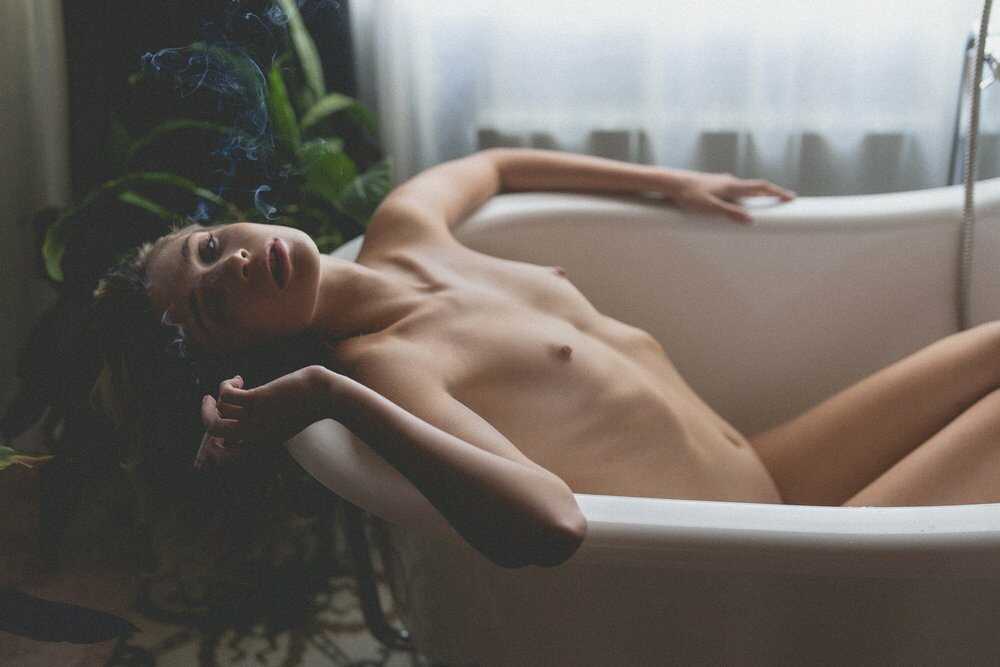 Γυμνές φωτογραφίες της μουνάρας Ksenia Bonndar στο μπάνιο