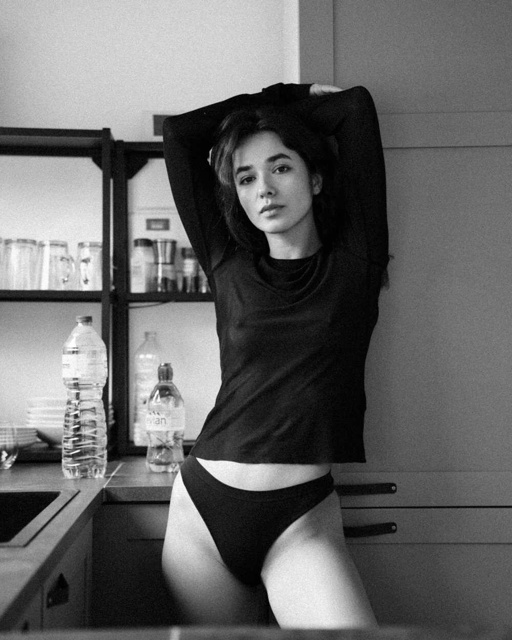 Η νεαρή μοντέλο Julia Slip σε γυμνή φωτογράφηση