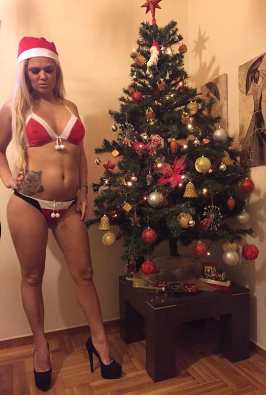 Η Θεοδώρα Χατζή στολίζει το Χριστουγεννιάτικο δέντρο με τα εσώρουχα