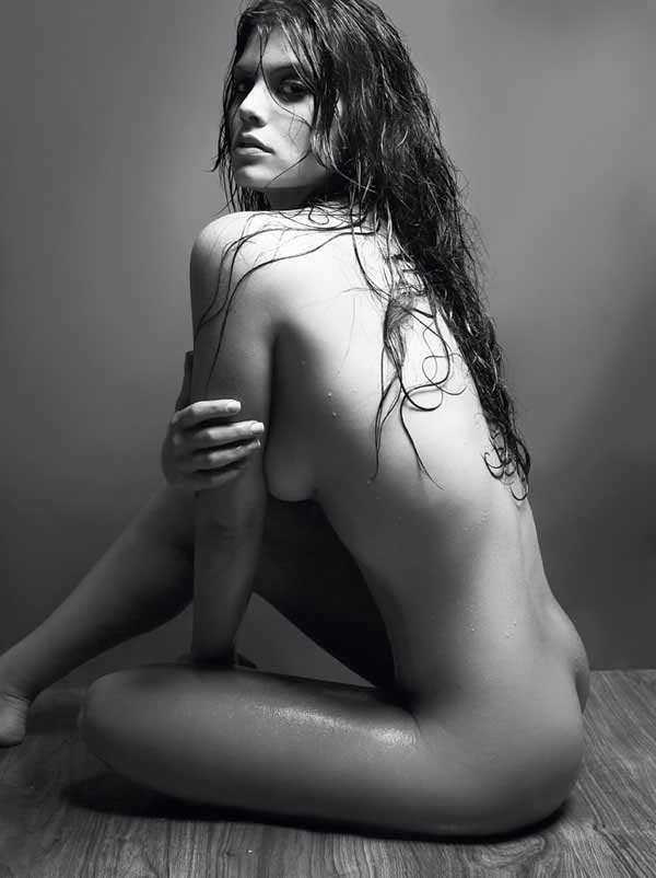 Η Μαρία Κορινθίου σε γυμνές σέξυ φωτογραφίες