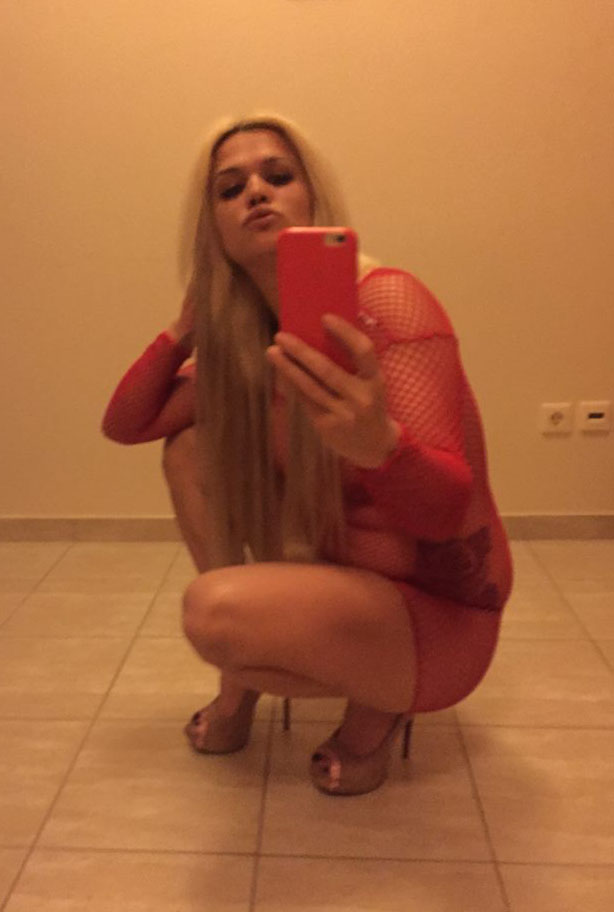 Η Θεοδώρα Χατζή τραβάει topless selfies