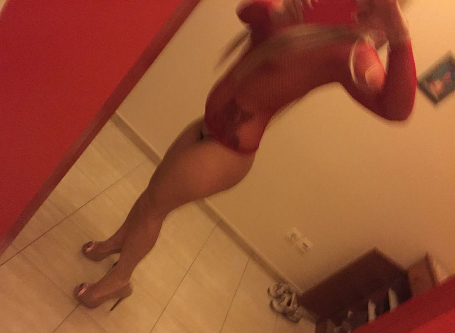 Η Θεοδώρα Χατζή τραβάει topless selfies