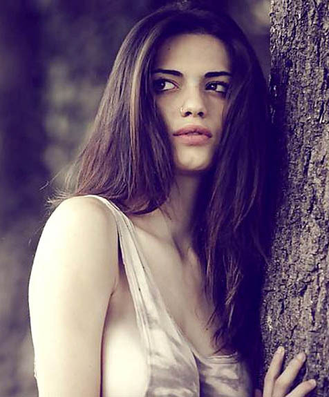 Η Ιταλίδα μοντέλο Valentina Matteucci topless στο δάσος