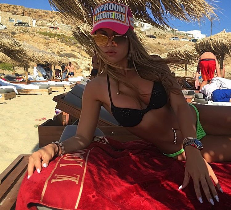 Η τραγουδίστρια Αναστασία Τερζή σε σέξυ φωτογραφίες στο Instagram