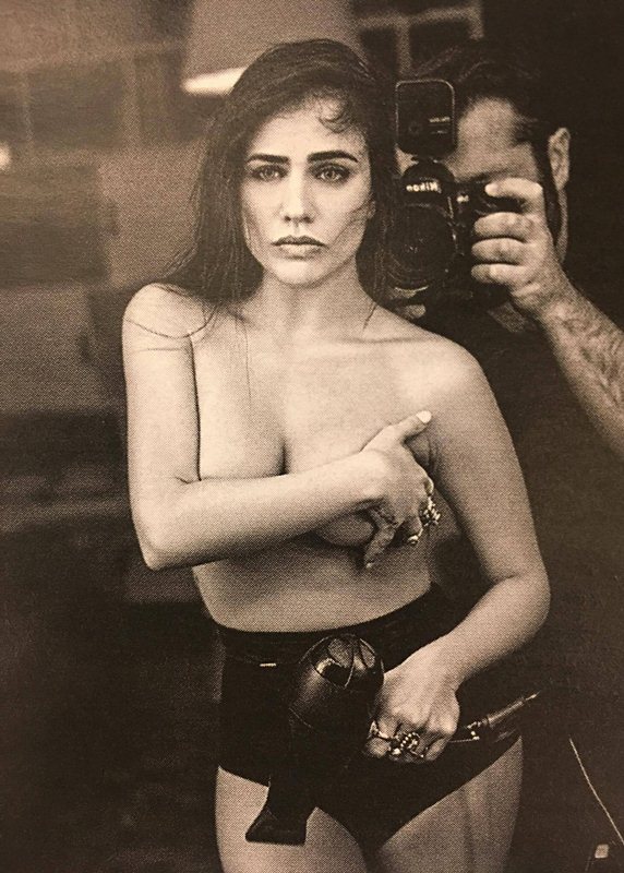 Η κόρη του Λευτέρη Πανταζή, Κόνι Μεταξά, φωτογραφίζεται σέξυ και topless