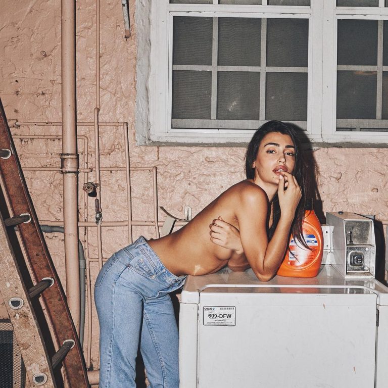 Η μουνάρα μοντέλο Σοφία Χαρμαντά σε σέξυ φωτογραφίες
