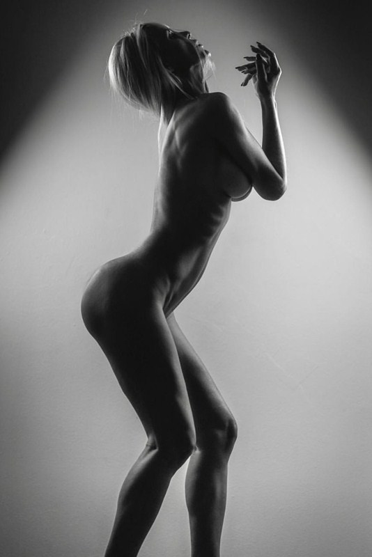 Γυμνές φωτογραφίες της Ασημίνας Ιγγλέζου