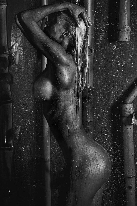 Η Ασημίνα Ιγγλέζου υγρή σε γυμνή φωτογράφηση