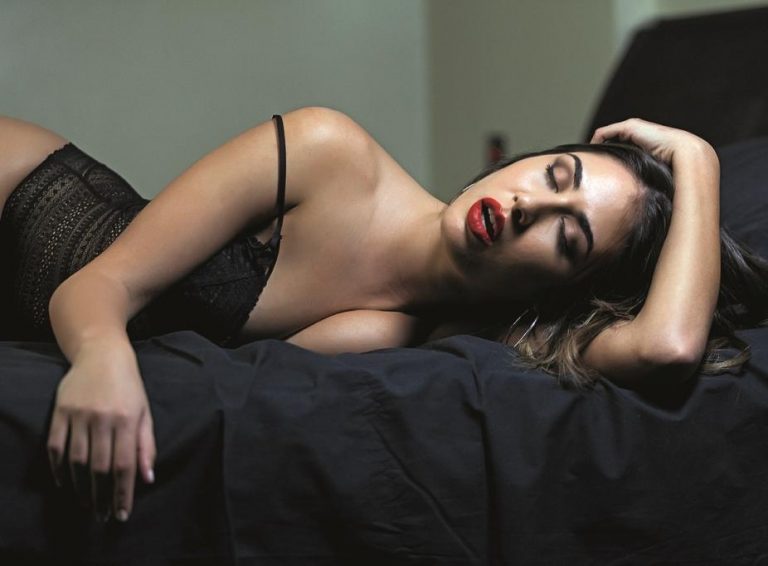 Η Έλενα Κρεμλίδου σε σέξυ φωτογραφίες στο Playboy