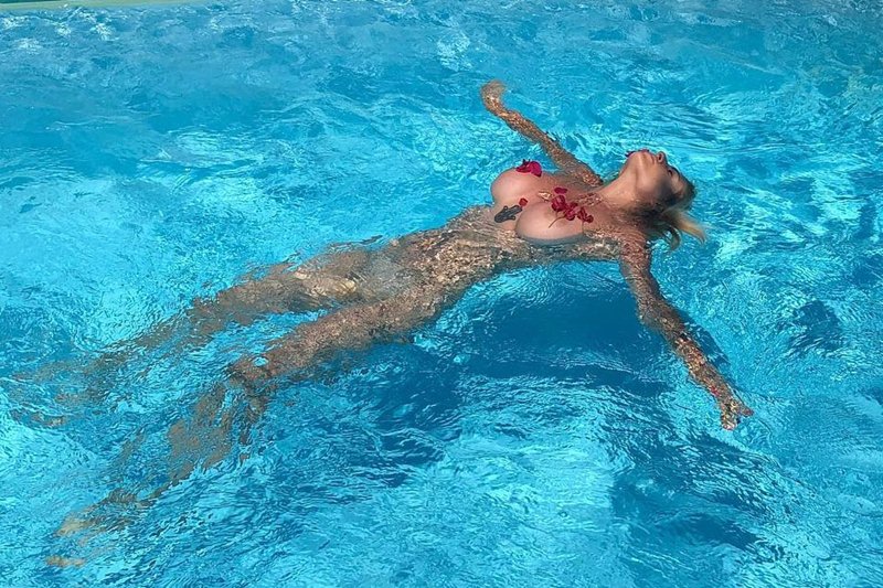 Η Ευρυδίκη Παπαδοπούλου κολυμπάει γυμνή στην πισίνα