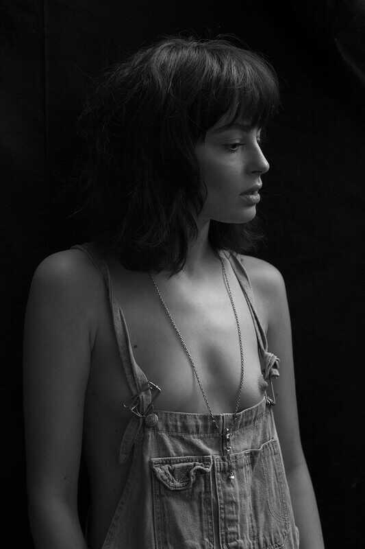 Το μοντέλο Tess Georgia Dimos σε γυμνές φωτογραφίες